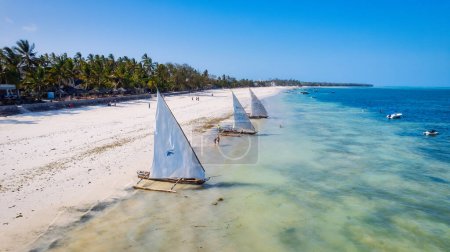 Foto de The traditional dhows on Zanzibar's beaches are a symbol of the island's connection to the sea and its fishing traditions. - Imagen libre de derechos