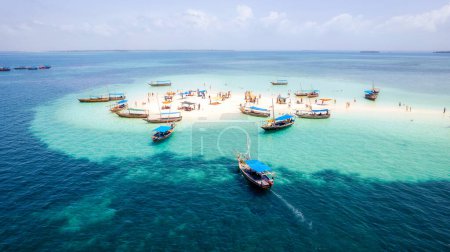 Foto de Experience the breathtaking view of Mtende Beach in Zanzibar, Tanzania, and enjoy a relaxing day by the ocean. The beach view will take your breath away and create unforgettable memories of your time in Tanzania - Imagen libre de derechos