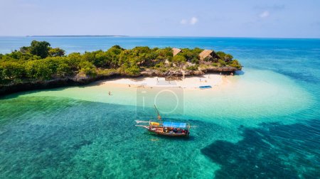 Découvrez la vue imprenable sur la plage de Mtende à Zanzibar, en Tanzanie, et profitez d'une journée de détente au bord de l'océan. La vue sur la plage va vous couper le souffle et créer des souvenirs inoubliables de votre séjour en Tanzanie