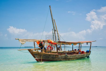 Foto de Board a traditional wooden dhow boat and discover the natural wonders of Zanzibar's Blue Safari, from coral reefs to deserted islands. - Imagen libre de derechos