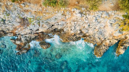 Foto de The stunning beauty of Croatia's rocks and forests is captured in this breathtaking aerial view. Take in the turquoise waters and beach from above, and add this travel image to your collection of unforgettable memories. - Imagen libre de derechos