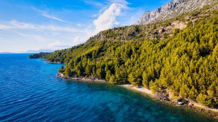 Téléchargez les photos : Admirez la magnifique perspective aérienne de la Riviera de Makarska en Croatie, affichant une plage rocheuse et l'eau turquoise captivante. - en image libre de droit
