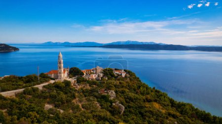 Foto de Un impresionante panorama de fotos de drones de un día soleado en una playa en Croacia perfecto para unas vacaciones - Imagen libre de derechos