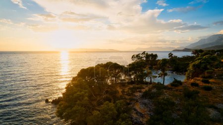 Téléchargez les photos : Admirez la magnifique perspective aérienne de la Riviera de Makarska en Croatie, affichant une plage rocheuse et l'eau turquoise captivante. - en image libre de droit