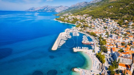 Téléchargez les photos : Take in the breathtaking view of Croatia's ports and marinas from above, showcasing luxurious yachts in a stunning drone photo. - en image libre de droit