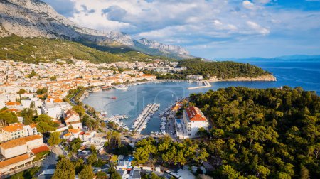 An einem sonnigen Tag in Makarska an der Makarska Riviera wurde ein Luftbild von Kroatien aufgenommen.