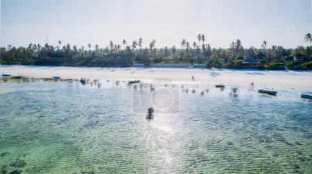 Foto de Las playas de arena blanca de Zanzíbar son el lugar ideal para pasar los veranos de playa perezosos de Zanzíbar. - Imagen libre de derechos