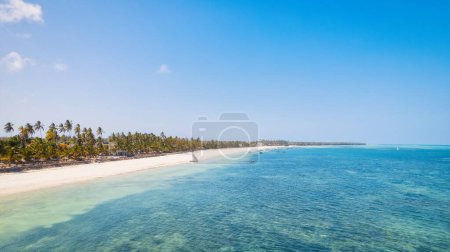 Foto de Las playas de arena blanca de Zanzíbar son el lugar ideal para pasar los veranos de playa perezosos de Zanzíbar. - Imagen libre de derechos