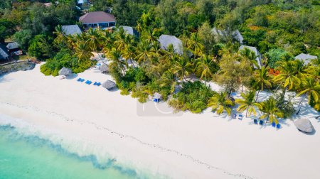 Foto de Zanzíbar Beach es un paraíso exótico con aguas increíblemente claras y tramos de arena blanca prístina que atraen a los turistas que buscan una escapada tropical. - Imagen libre de derechos