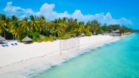 Téléchargez les photos : La plage sur la côte de l'île de Zanzibar est magnifique, avec des eaux cristallines et du sable doux et doré. - en image libre de droit