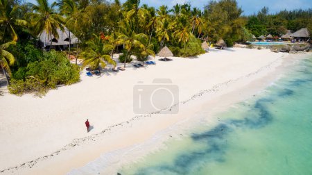 Foto de Con su impresionante belleza, Zanzíbar Beach es el destino perfecto para aquellos que buscan escapar del caos de la vida cotidiana y sumergirse en un paraíso tropical. - Imagen libre de derechos