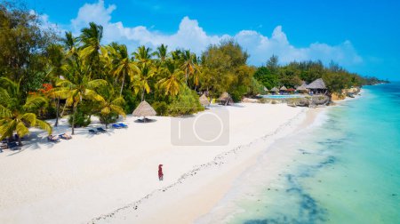 Foto de Zanzíbar Beach es un paraíso exótico con aguas increíblemente claras y tramos de arena blanca prístina que atraen a los turistas que buscan una escapada tropical. - Imagen libre de derechos