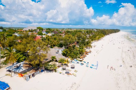 Téléchargez les photos : La plage sur la côte de l'île de Zanzibar est magnifique, avec des eaux cristallines et du sable doux et doré. - en image libre de droit