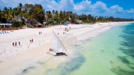 Téléchargez les photos : La vue aérienne de la côte de l'île de Zanzibar est un spectacle à voir, avec ses plages immaculées et ses eaux turquoise. - en image libre de droit
