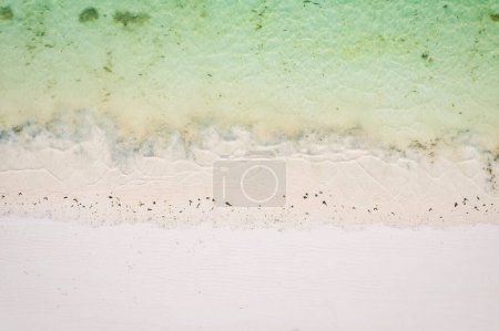 Foto de La refrescante brisa marina durante los veranos de playa de Zanzíbar es un respiro bienvenido del calor. - Imagen libre de derechos