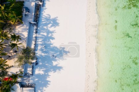 Foto de La vista aérea de la costa de la isla de Zanzíbar es una vista a la vista, con sus playas vírgenes y aguas turquesas. - Imagen libre de derechos