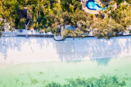 Foto de La impresionante belleza de Zanzíbar Beach lo ha convertido en un destino popular para artistas y fotógrafos que buscan capturar su pintoresco paisaje.. - Imagen libre de derechos