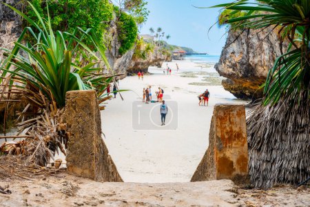 Foto de Desde arriba, se puede ver la impresionante belleza de las playas de arena de Zanzíbar, adornadas con palmeras, sombrillas, arena blanca y las aguas cristalinas del Océano Índico.. - Imagen libre de derechos