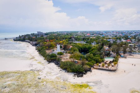 Foto de Una vista aérea de las playas de arena de Zanzíbar captura la esencia de un paraíso tropical con palmeras, sombrillas, arena blanca y las serenas aguas azules del Océano Índico. - Imagen libre de derechos