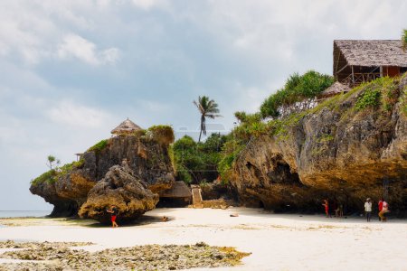 Foto de Las playas de Zanzíbar ofrecen un escenario perfecto para unas vacaciones de verano, vistas desde una vista aérea, con palmeras, sombrillas, arena blanca y las aguas cristalinas del Océano Índico.. - Imagen libre de derechos
