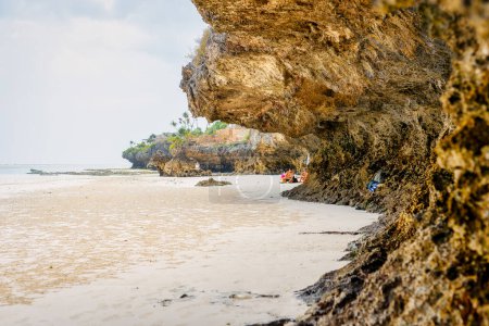 Foto de Las playas de Zanzíbar ofrecen un escenario perfecto para unas vacaciones de verano, vistas desde una vista aérea, con palmeras, sombrillas, arena blanca y las aguas cristalinas del Océano Índico.. - Imagen libre de derechos