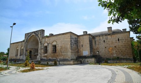 Kurtkulagi Karawanserei und Kurtkulagi Moschee in Adana, Türkei wurden im 17. Jahrhundert während der osmanischen Zeit erbaut. Beide Strukturen liegen sehr nahe beieinander.
