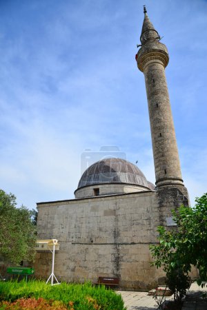 Foto de Kurtkulagi Caravanserai y la mezquita Kurtkulagi en Adana, Turquía fueron construidas en el siglo XVII durante el período otomano. Ambas estructuras están muy cerca entre sí. - Imagen libre de derechos