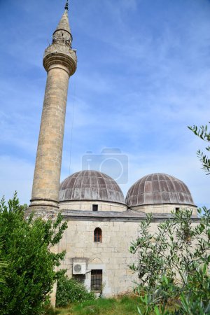Foto de Kurtkulagi Caravanserai y la mezquita Kurtkulagi en Adana, Turquía fueron construidas en el siglo XVII durante el período otomano. Ambas estructuras están muy cerca entre sí. - Imagen libre de derechos