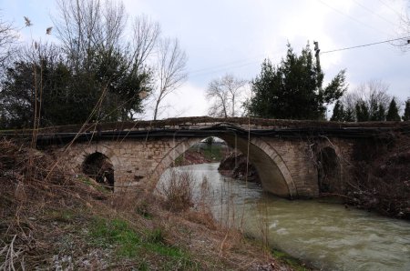 Téléchargez les photos : Pont historique en pierre - Yalova - Turquie - en image libre de droit