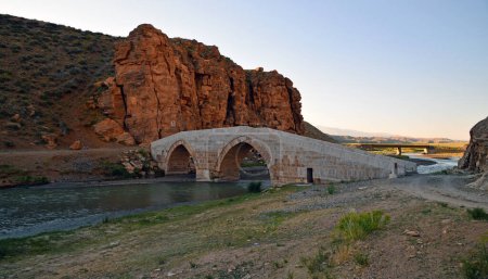 Téléchargez les photos : Kalekom Bridge, situé à Van, Turquie, a été construit en 1655. - en image libre de droit