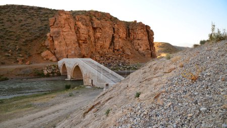 Téléchargez les photos : Kalekom Bridge, situé à Van, Turquie, a été construit en 1655. - en image libre de droit