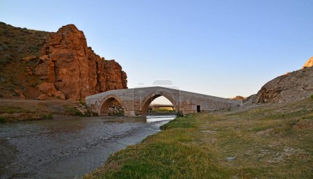 Téléchargez les photos : Kalekom Bridge, located in Van, Turkey, was built in 1655. - en image libre de droit