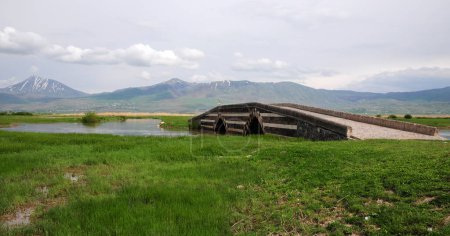 Foto de Located in Van, Turkey, the Bendi Mahi Bridge was built in the 13th century. - Imagen libre de derechos