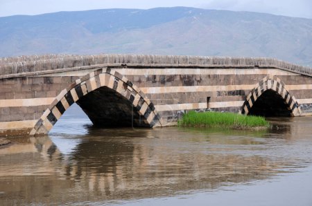 Foto de Situado en Van, Turquía, el puente Bendi Mahi fue construido en el siglo XIII.. - Imagen libre de derechos