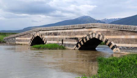 Téléchargez les photos : Situé à Van, en Turquie, le pont Bendi Mahi a été construit au XIIIe siècle. - en image libre de droit