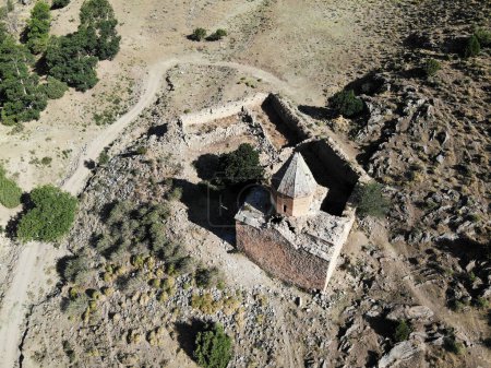 Téléchargez les photos : Located in Van, Turkey, Garmravank Monastery was built in the 10th century by the Vasburagan king Kakig I. - en image libre de droit