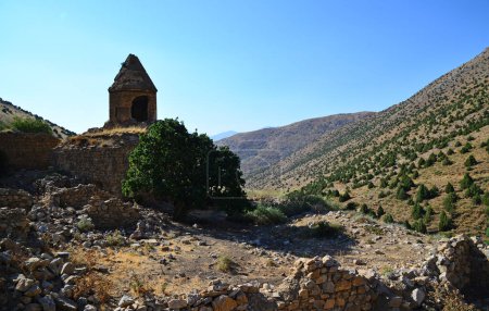 Téléchargez les photos : Located in Van, Turkey, Garmravank Monastery was built in the 10th century by the Vasburagan king Kakig I. - en image libre de droit