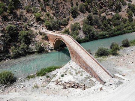 Téléchargez les photos : Zeril Bridge in Van, Turkey was built in the 17th century. - en image libre de droit