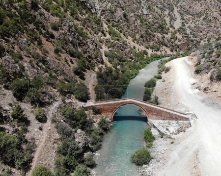 Foto de Puente Zeril en Van, Turquía fue construido en el siglo XVII. - Imagen libre de derechos