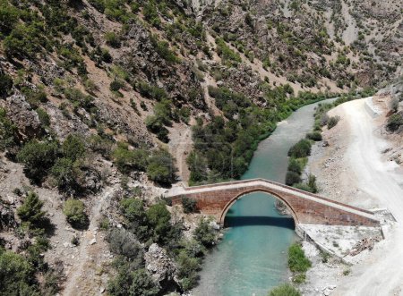 Foto de Zeril Bridge in Van, Turkey was built in the 17th century. - Imagen libre de derechos