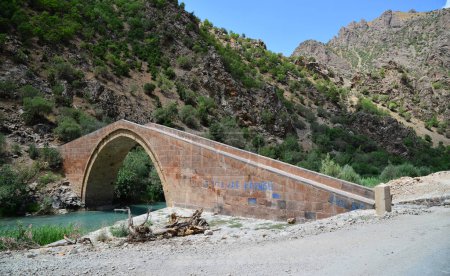 Téléchargez les photos : Zeril Bridge in Van, Turkey was built in the 17th century. - en image libre de droit