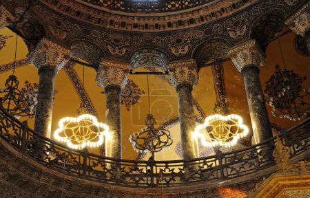 Foto de Situada en Estambul, Turquía, la iglesia de Santa Sofía fue construida entre 532-537. Tras la conquista de Estambul, se convirtió en mezquita en 1453.. - Imagen libre de derechos