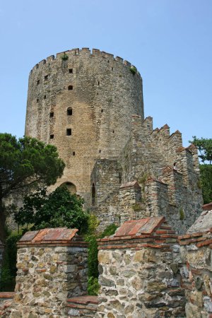 Foto de Murallas de la fortaleza Rumeli, ubicadas en Estambul, Turquía, fueron construidas en 1452. Fue construido por los otomanos para la conquista de Estambul. - Imagen libre de derechos