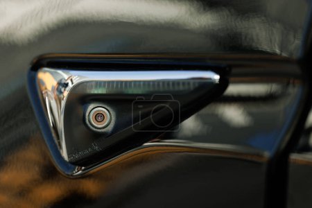 Foto de Lviv, Ucrania - 17 de octubre de 2022: Piloto automático autónomo Tesla Model X a cuadros. Sensores ultrasónicos, cámaras y radar. Tecnología moderna de inteligencia artificial ayuda a un coche a aparcar sí mismo. - Imagen libre de derechos