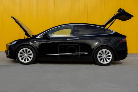 La voiture électrique autonome futuriste entièrement autonome au parking. Voiture créative conçue pour l'avenir. Crossover cher et luxueux avec porte style ailes de faucon. Voiture électrique.