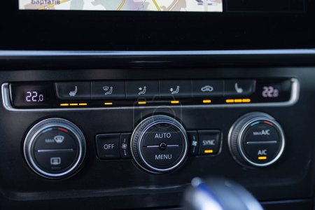 Klimatisierungstaste im Auto. Moderne Auto-Klimaanlage für Fahrer und Beifahrer mit geringer Schärfentiefe. Zonenklimatisierung. Detail im Fahrzeuginnenraum.