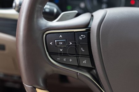 Téléchargez les photos : Boutons de commande mains libres et médias sur le volant dans l'intérieur de la voiture moderne. Boutons sur le volant pour accepter ou rejeter les appels du téléphone. Détails de voiture - en image libre de droit