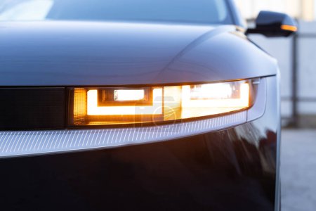 Auto-Blinklicht mit Blinklicht. Notblinklicht im Auto, Warnschild. LED-Scheinwerfer eines Autos Leuchten. Led Licht eines Autos leuchtet hell. Niemand da, um zu helfen