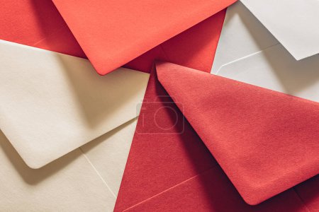 Diferentes tamaños y colores de papel texturizado sobres postales abiertos como símbolo de correspondencia.