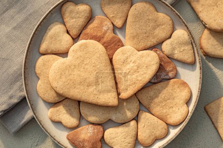 Téléchargez les photos : Biscuit en forme de coeur dans une assiette sur la table. - en image libre de droit
